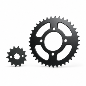 Kit de piñones KITPIÑ0024 36T 14T 428 para AKT 110 en fondo blanco