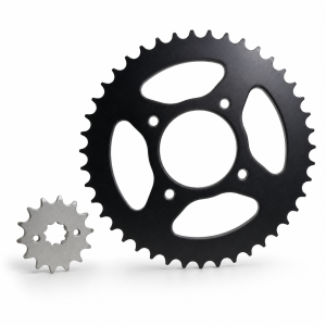 Kit de piñón KITPIÑ0037 45T 13T paso 428 para TVS Raider 125 en fondo blanco